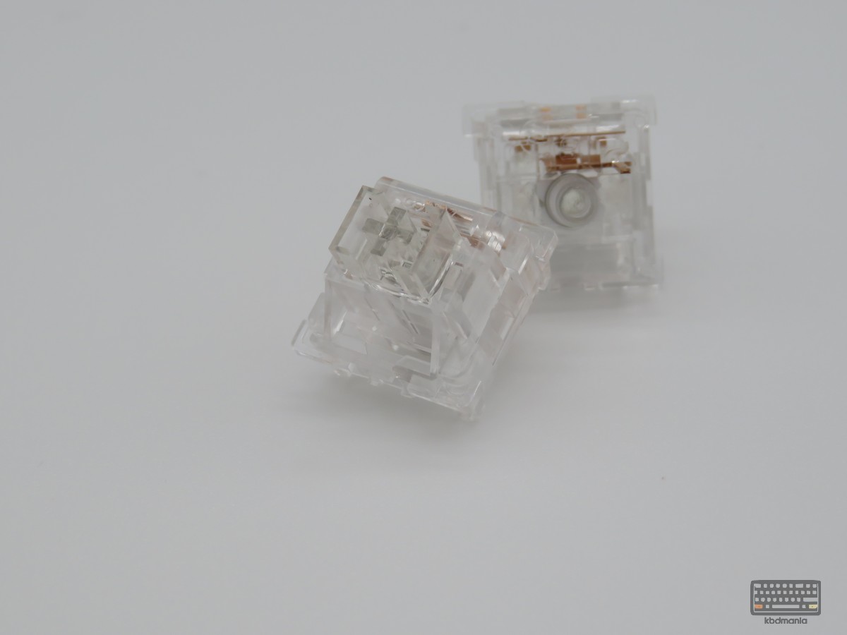 Par de switches Akko Crystal V3 Pro mostrando frontal y trasera del mismo switch