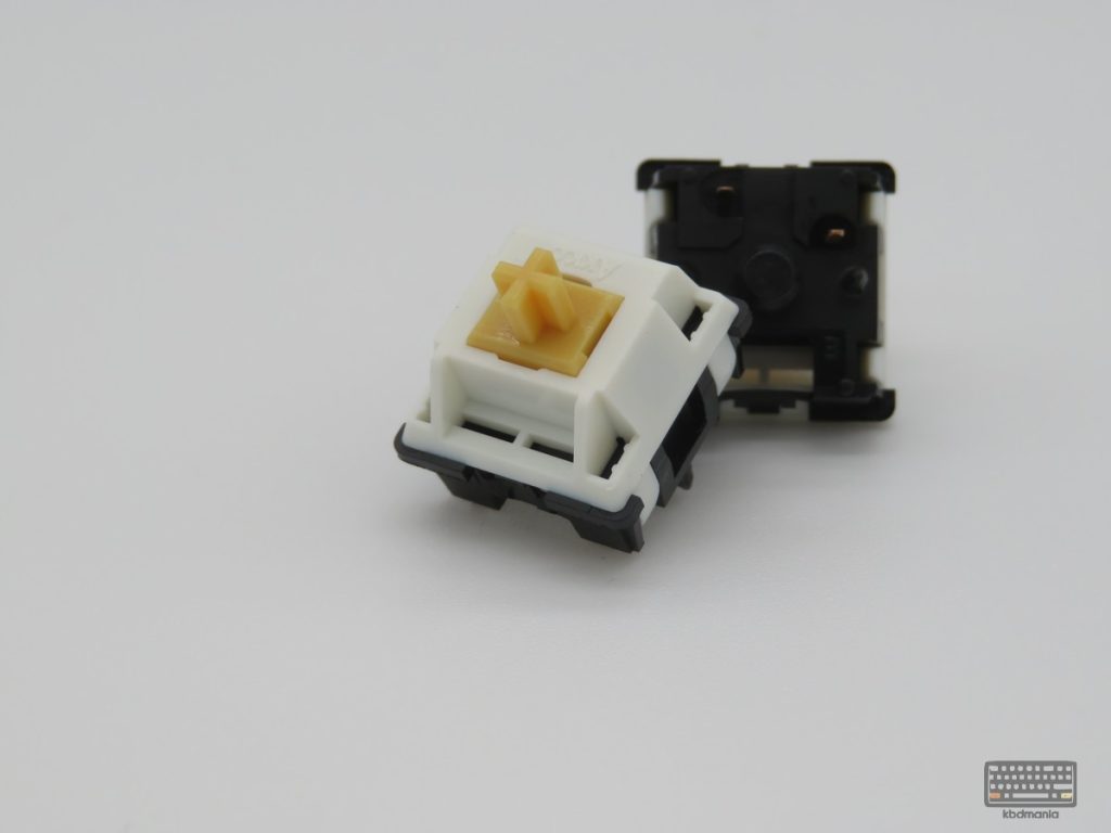 Macro 2 switches Akko Penguin Silent. Stem amarillo, top blanco, bottom negro. Vista frontal y 5 pines.
