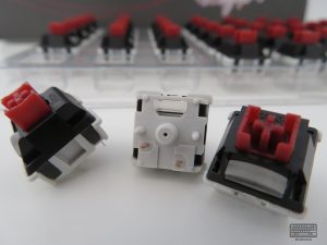 Varios switches Akko Dracula apilados para teclado mecánico