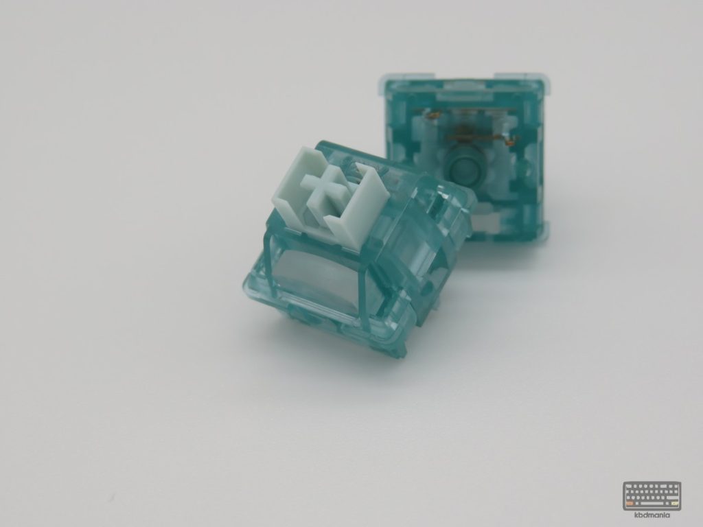 Akko Creamy Cyan, stem celeste, top y bottom turquesa transparente. Vista frontal y 3 pines.