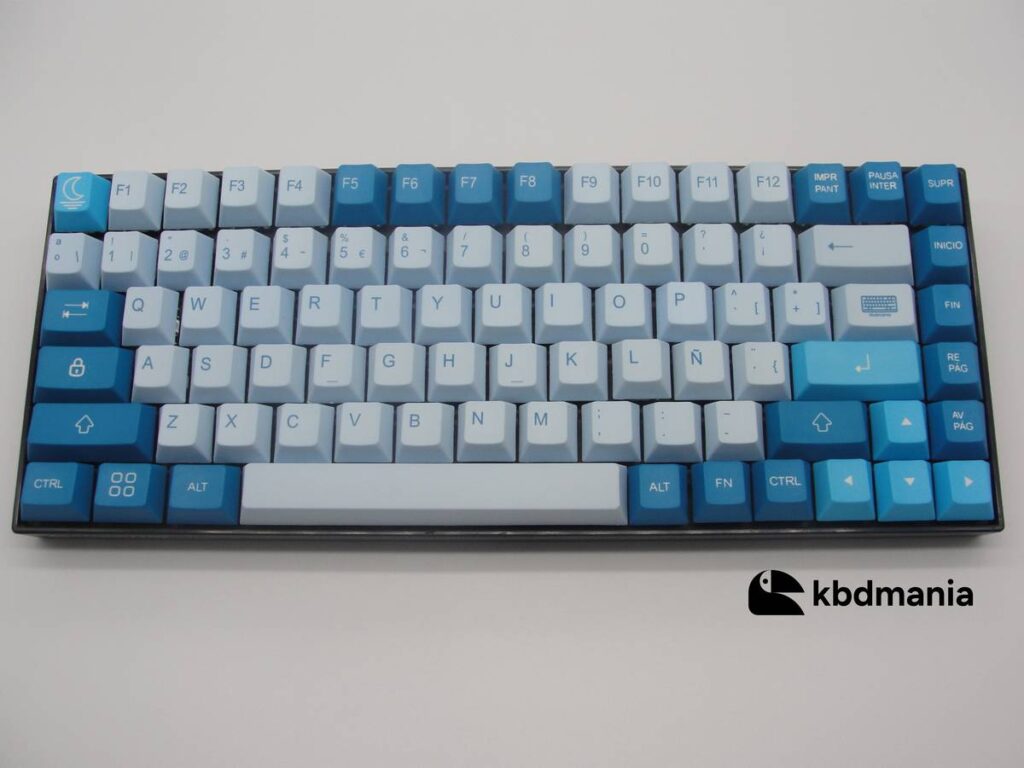 Set de keycaps español en tonos azules, en un teclado ANSI - 75% negro, combinación tricolor.