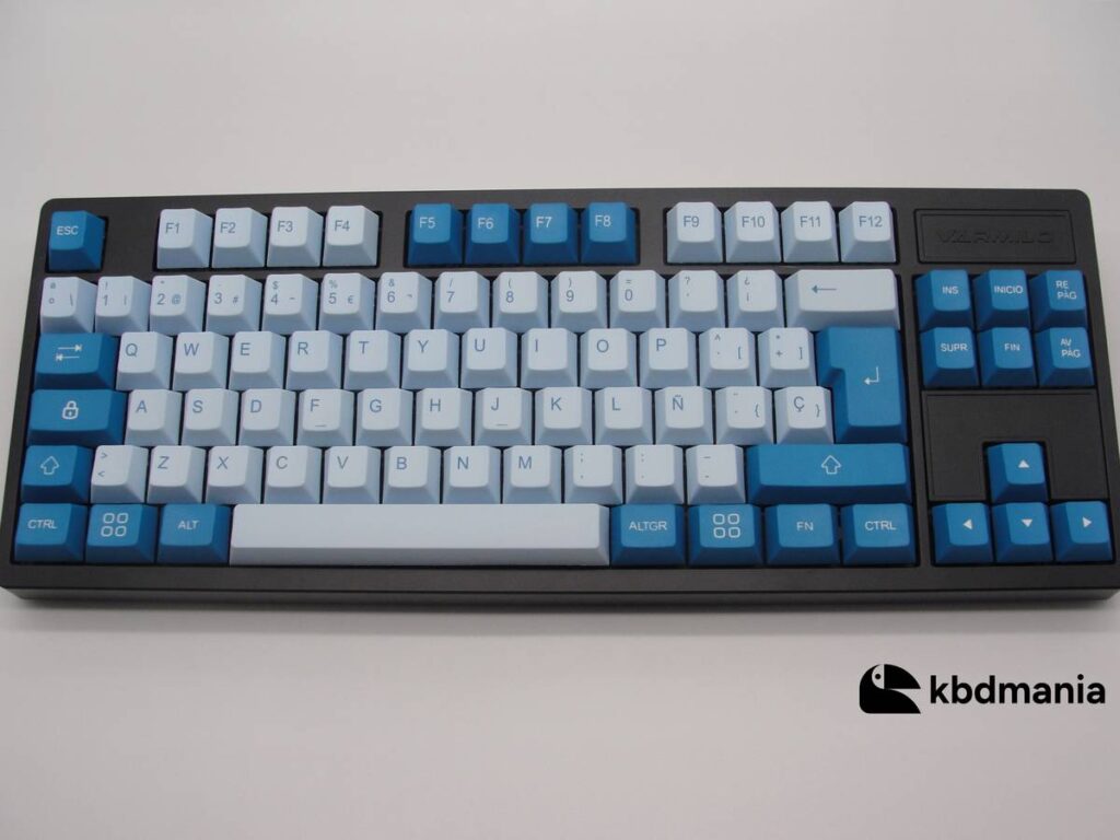 Set de keycaps español MOONLIGHT en tonos azules. Sobre un teclado negro ISO - TKL, bicolor.