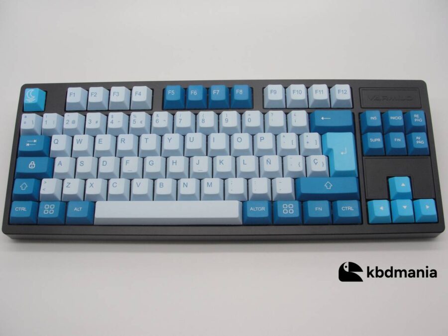 Set de keycaps español MOONLIGHT en tonos azules. Sobre un teclado negro ISO - TKL, tricolor.