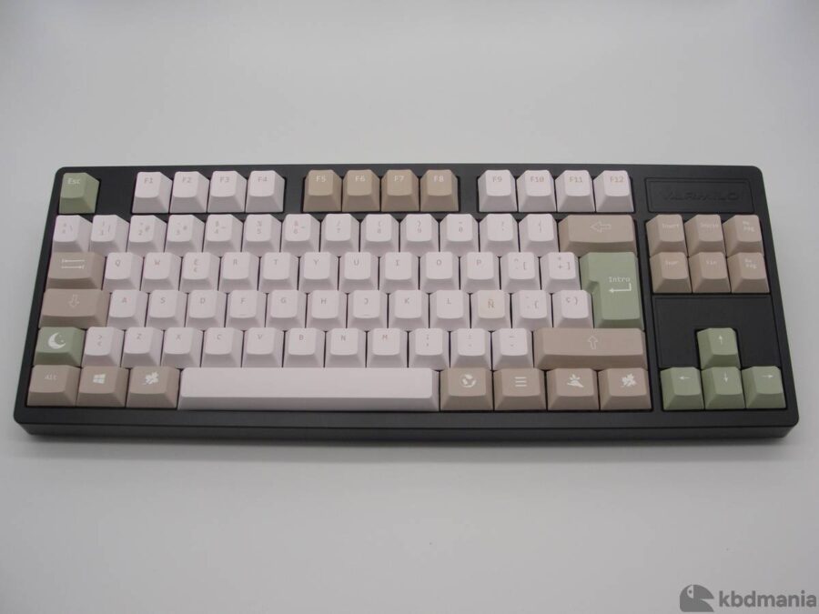 Keycaps español, colores pasteles. Sobre teclado negro ISO-TKL. Perfil Cherry.