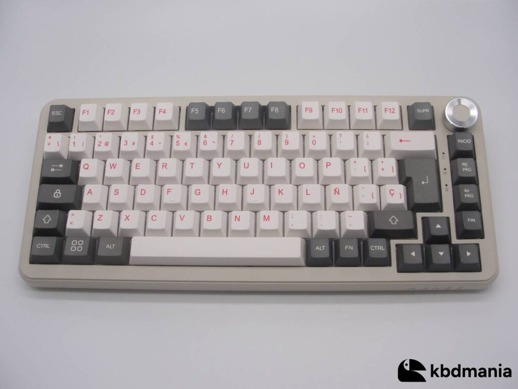 Set de keycaps español, blanco y gris. Sobre un teclado beige ISO-75%. Bicolor.
