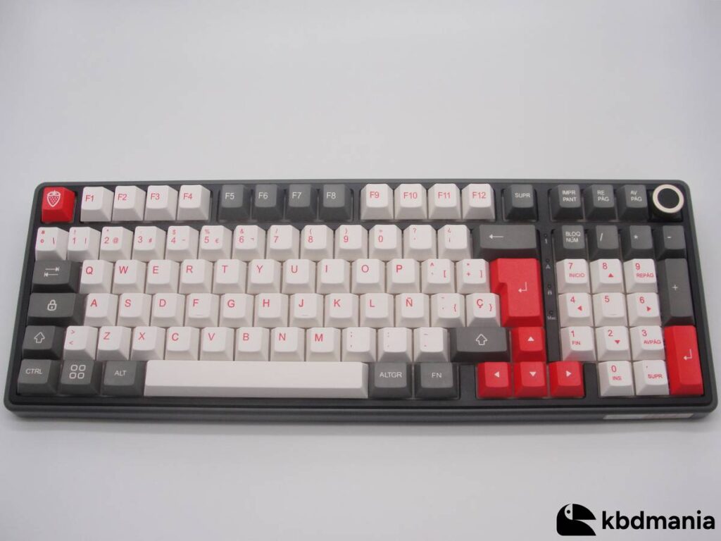 Set de keycaps español en colores blanco, gris y rojo. En un teclado gris ISO-96%.