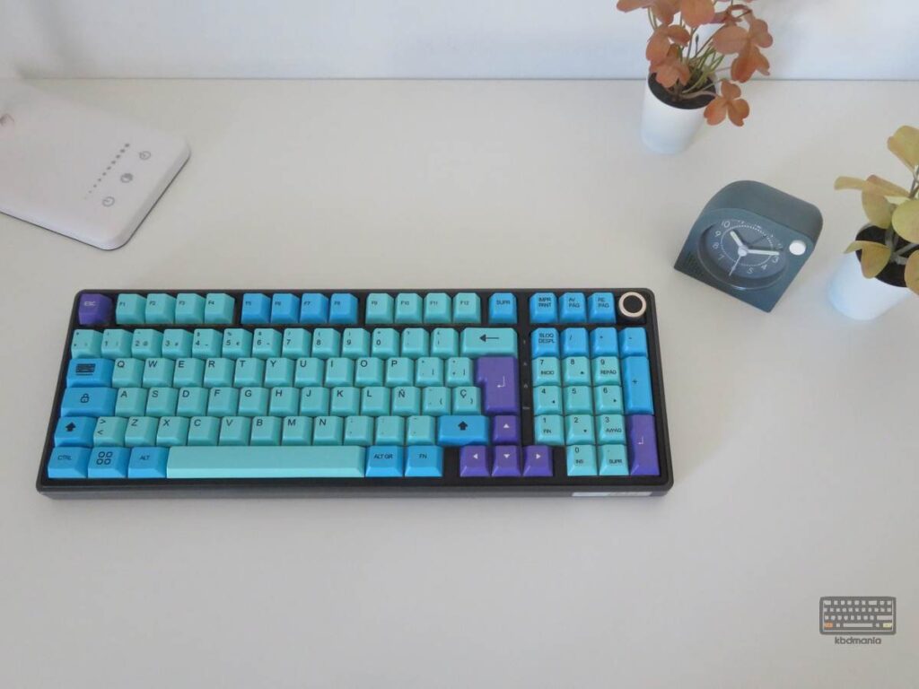 Fopto del teclado con keycaps lucy en mesa blanca