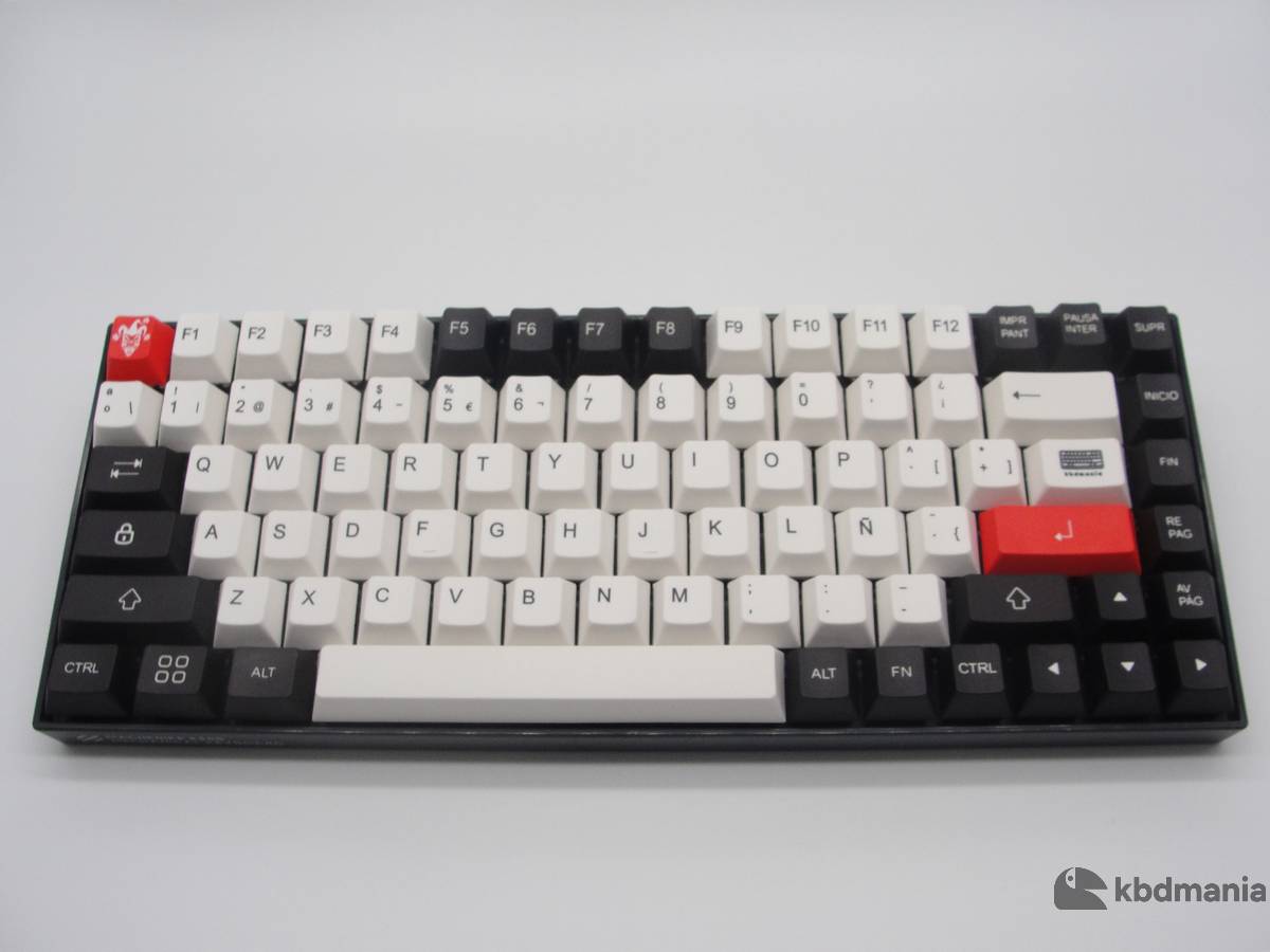 Set de keycaps en español, colores blanco, negro y rojo. Sobre un teclado negro ANSI-75%