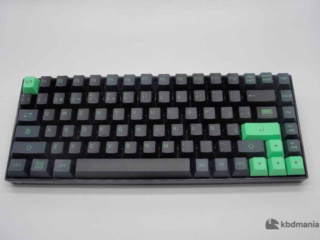 Set de keycaps en español, colores negro,gris y verde. Sobre un teclado negro ANSI-75%