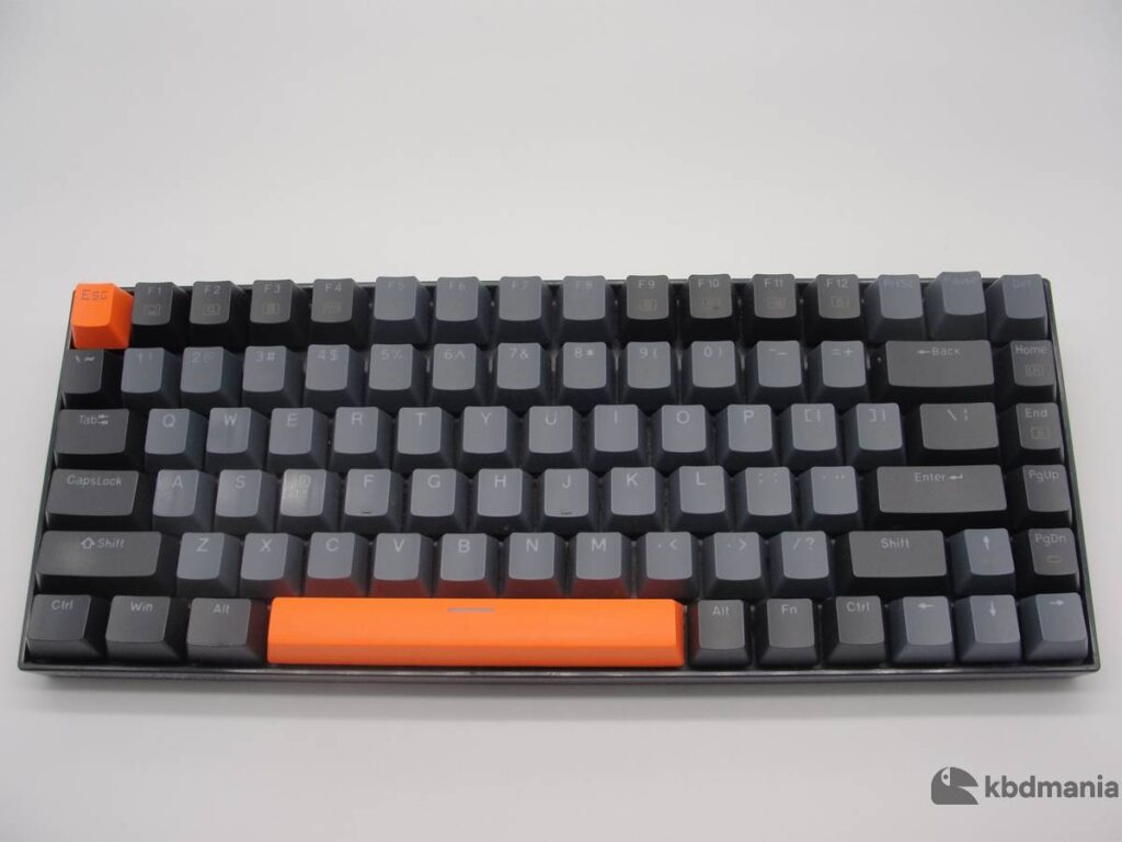 Keycaps en portugués, colores gris y naranja. Sobre un teclado ANSI-75%. Muestra.