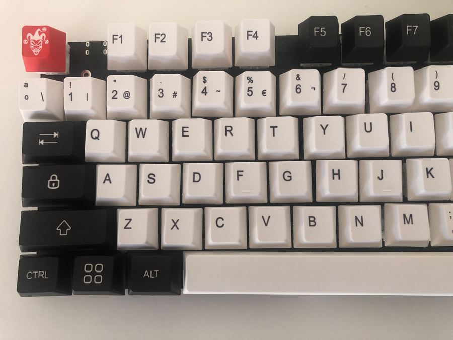 Parte izquierda de un teclado mecánico ANSI español Parte izquierda aumentada de un teclado ANSI español