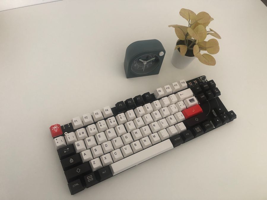 Vista de perspectiva de un teclado ANSI español