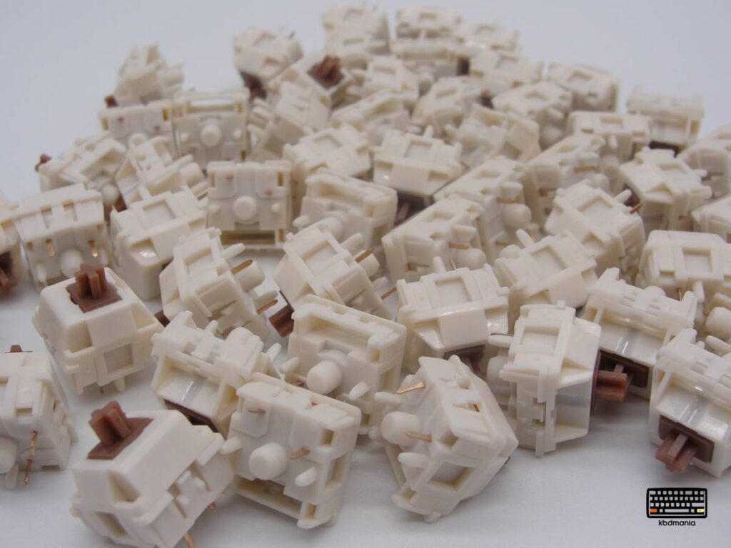 Pack de switches HMX Caramel Pudding, lineales. 5 pines. Stem marrón. Top y bottom crema.