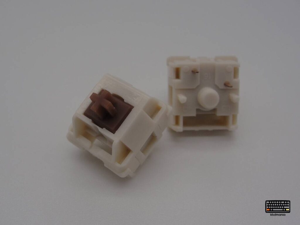 2 switches HMX Caramel Pudding. 5 pines. Stem marrón, top y bottom crema. Vista Lateral.