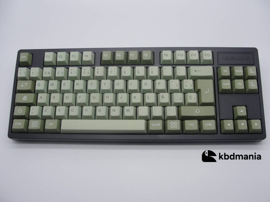 Keycaps en español, tonos verdes OLIVE. Sobre un teclado negro ISO-TKL. Opción bicolor.