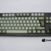 Set de keycaps en español, tonos verdes. Sobre un teclado negro ISO-TKL. 2 estilos con el mismo set.