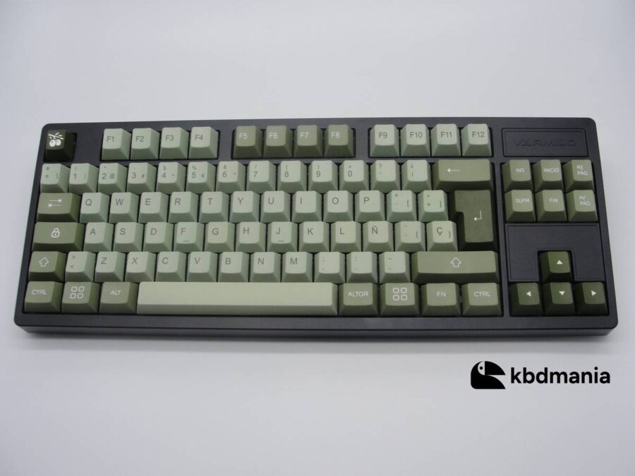 Set de keycaps en español, tonos verdes. Sobre un teclado negro ISO-TKL. 2 estilos con 1 set.