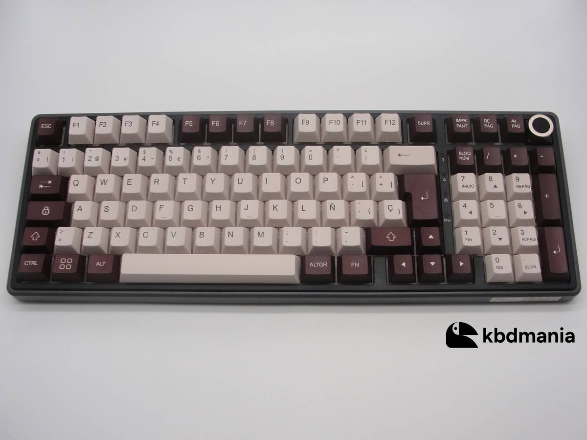 Keycaps en español en tonos marrones, sobre un teclado negro ISO-96%. 2 estilos con el mismo set.