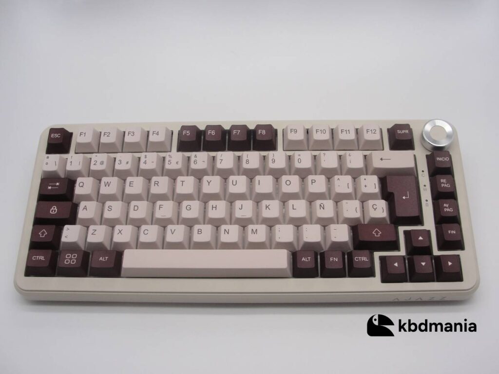 Keycaps en español de tonos marrones, sobre un teclado beige ISO-75%. Bicolor.