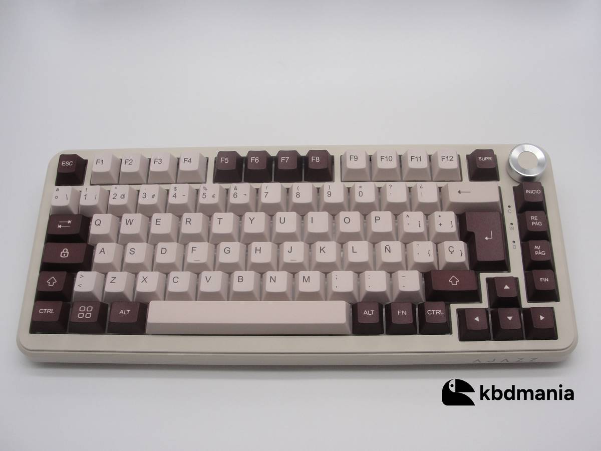 Keycaps en español de tonos marrones, sobre un teclado beige ISO-75%. Bicolor.