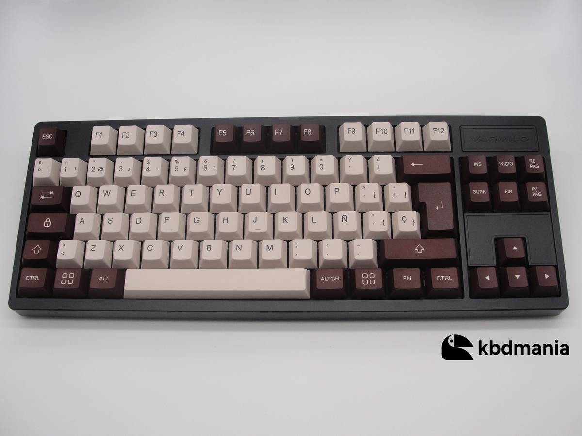 Keycaps en español en colores marrones, sobre un teclado negro ISO-TKL. 2 estilos con 1 set.