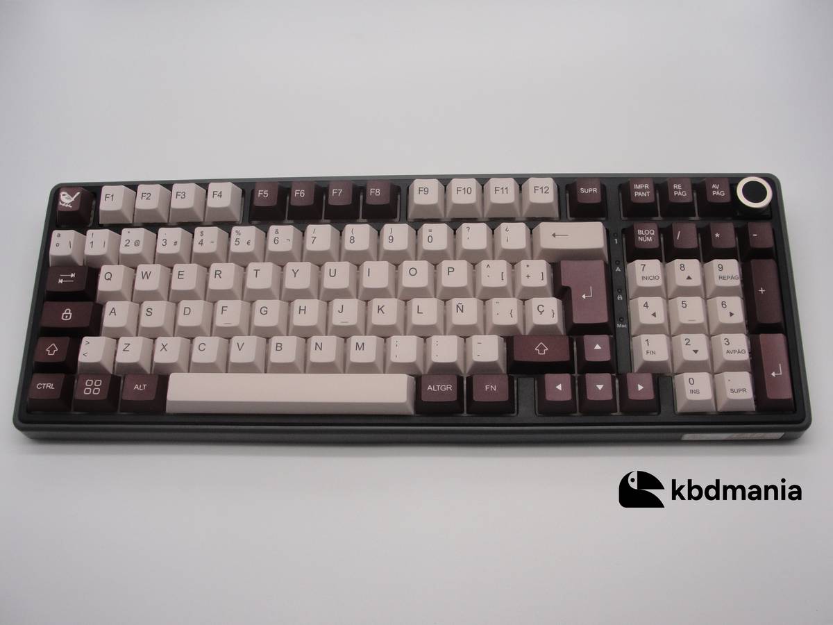 Keycaps español PBT en tonos marrones, sobre un teclado negro ISO-96%. 2 estilos con el mismo set.