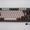 Keycaps en español en tonos marrones , sobre un teclado negro ISO-TKL. 2 estilos con 1 set.