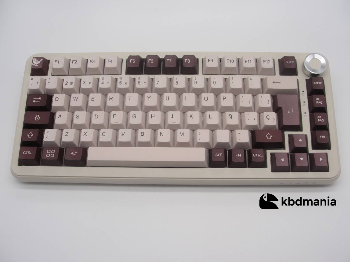 Keycaps en español de tonos marrones, sobre un teclado beige ISO-75%. Tricolor.