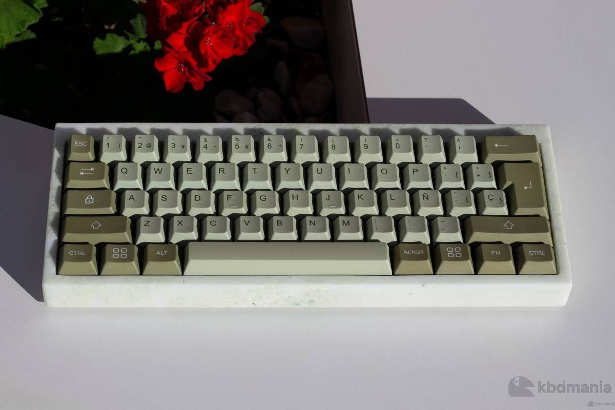 Keycaps español, tonos verdes. Sobre un teclado de marmol ISO-60%.