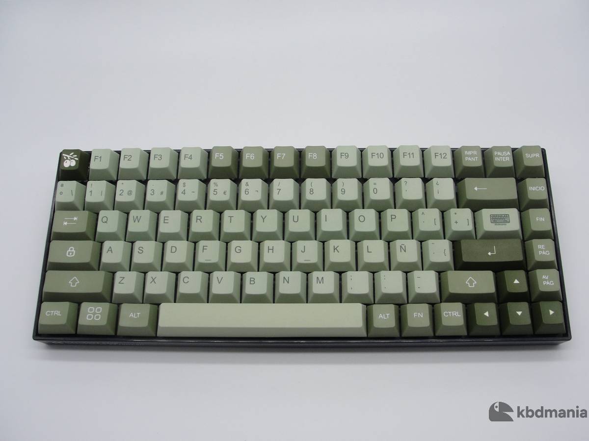 Keycaps español, tonos verdes. En un teclado negro ANSI-75%. Perfil cherry.
