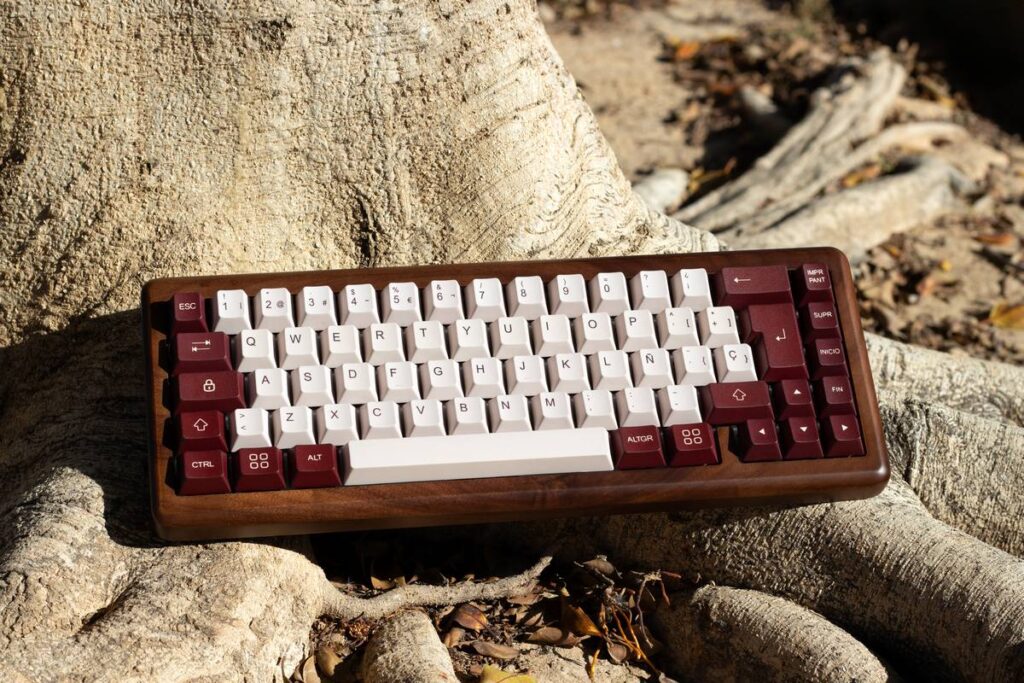 Keycaps en español de tonos marrones, sobre un teclado de madera. Distribución ISO y ANSI.