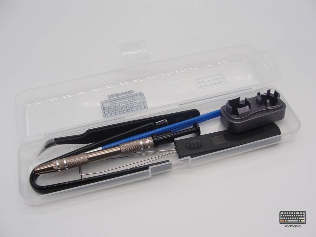 Estuche con 6 herramientas para lubricar switches: opener, extractor, pinceles y stem holder.