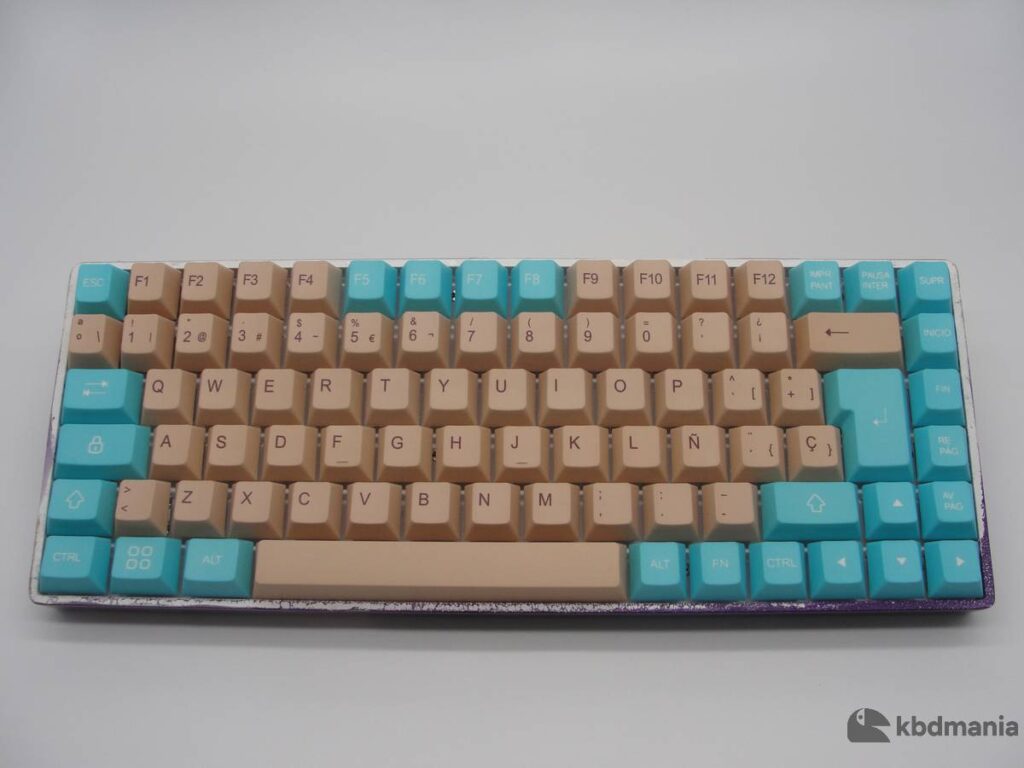 Set de keycaps español PBT, colores crema, celeste. Sobre un teclado ISO-75%.