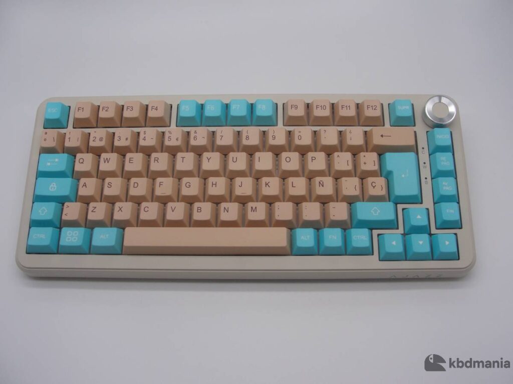 Set de keycaps español PBT, colores crema y celeste. Sobre un teclado beige ISO-75%.