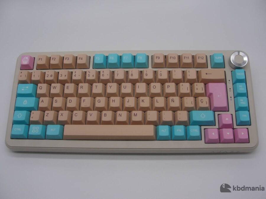 Set de keycaps español PBT, colores crema, celeste y rosa. Sobre un teclado beige ISO-75%.