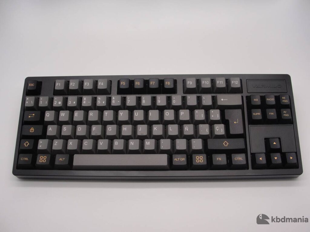 Set de keycaps español PBT, colores gris y negro. Sobre un teclado negro ISO-TKL.