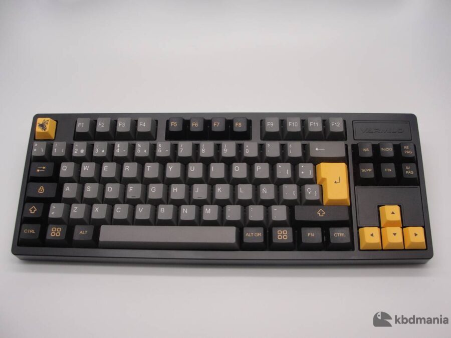 Set de keycaps español PBT, colores gris, negro y mostaza. Sobre un teclado negro ISO-TKL.