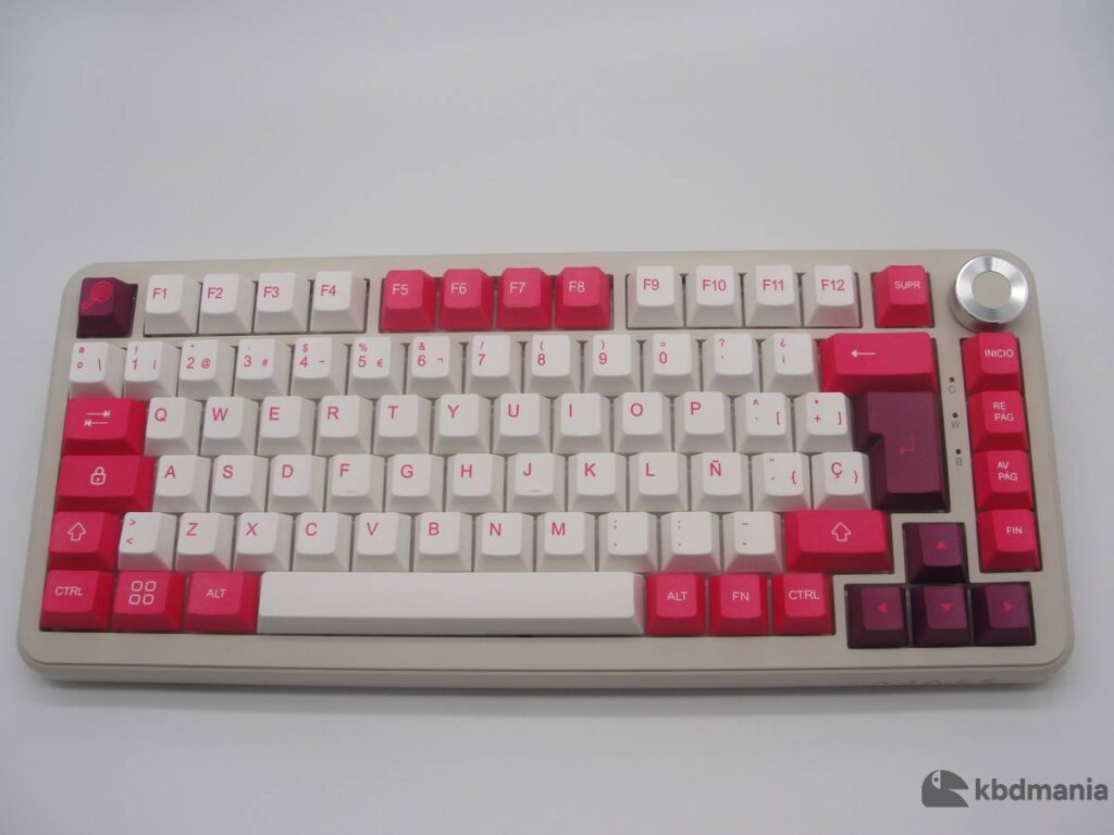Set de keycaps en español PBT, colores blanco, fucsia y morado. Sobre un teclado beige ISO-75%.