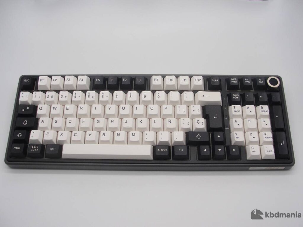 Set de keycaps español PBT, colores blanco y negro. Sobre un teclado gris ISO-96%. Dos estilos un set.