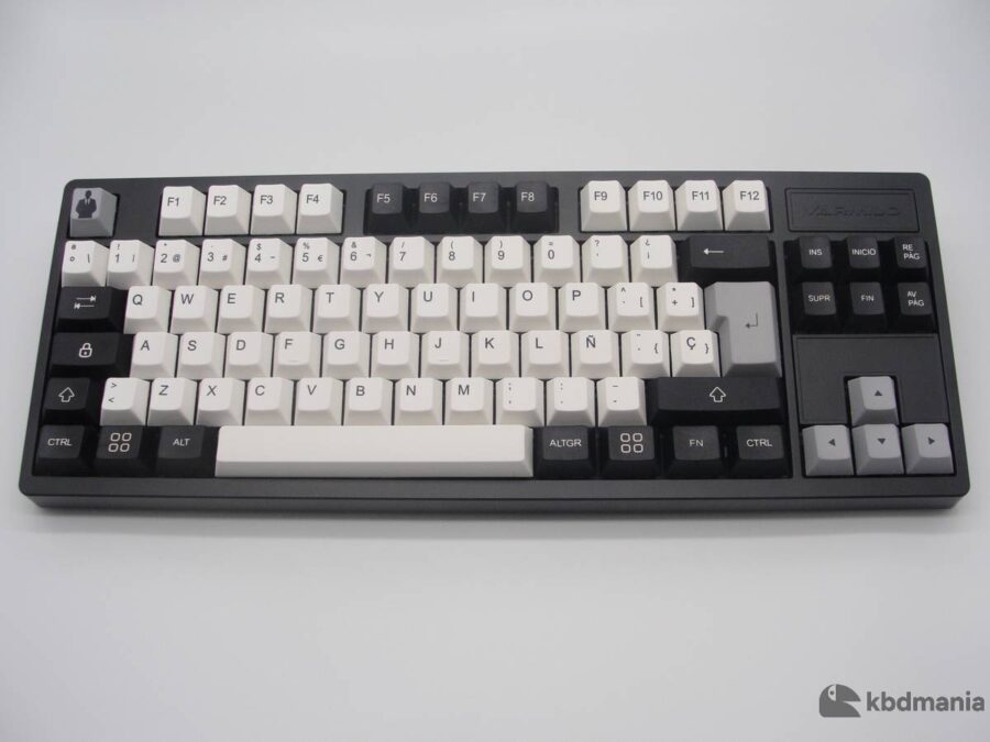 Set de keycaps español PBT, colores blanco, negro y gris. Sobre un teclado negro ISO-TKL.