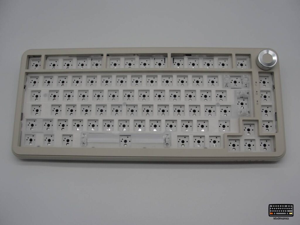 Vista de frente del kit teclado barebone Ajazz AK820 Max Plus en color baige, plate policarbonato. Sin switches ni keycaps.
