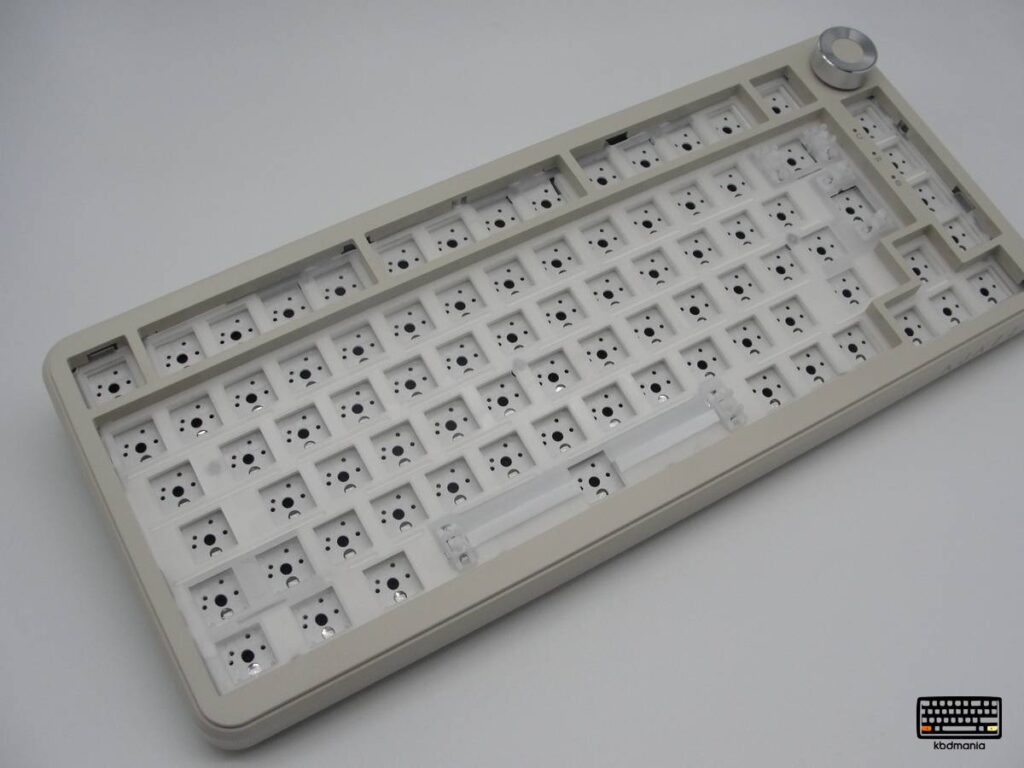 Teclado Ajazz AK820 MAX PLUS distribución ISO. Tres modos de conectividad, plate de policarbonato, tres capas . Carcasa inferior de ABS de alta densidad