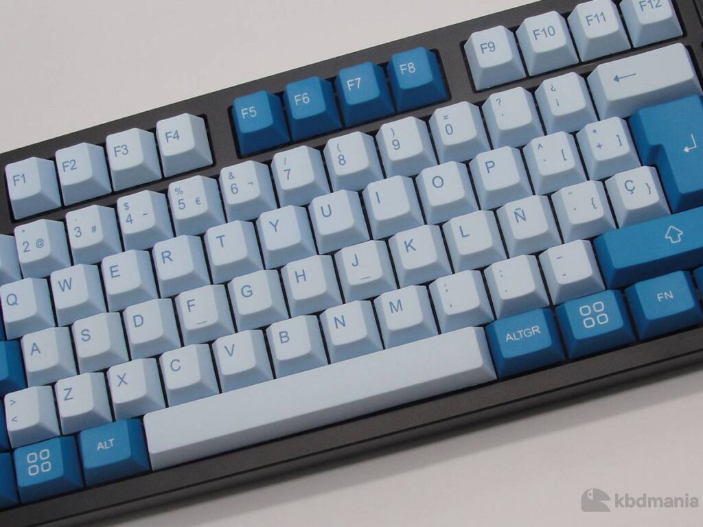 Set de keycaps español, tonos azules. Sobre un teclado negro ISO-TKL.