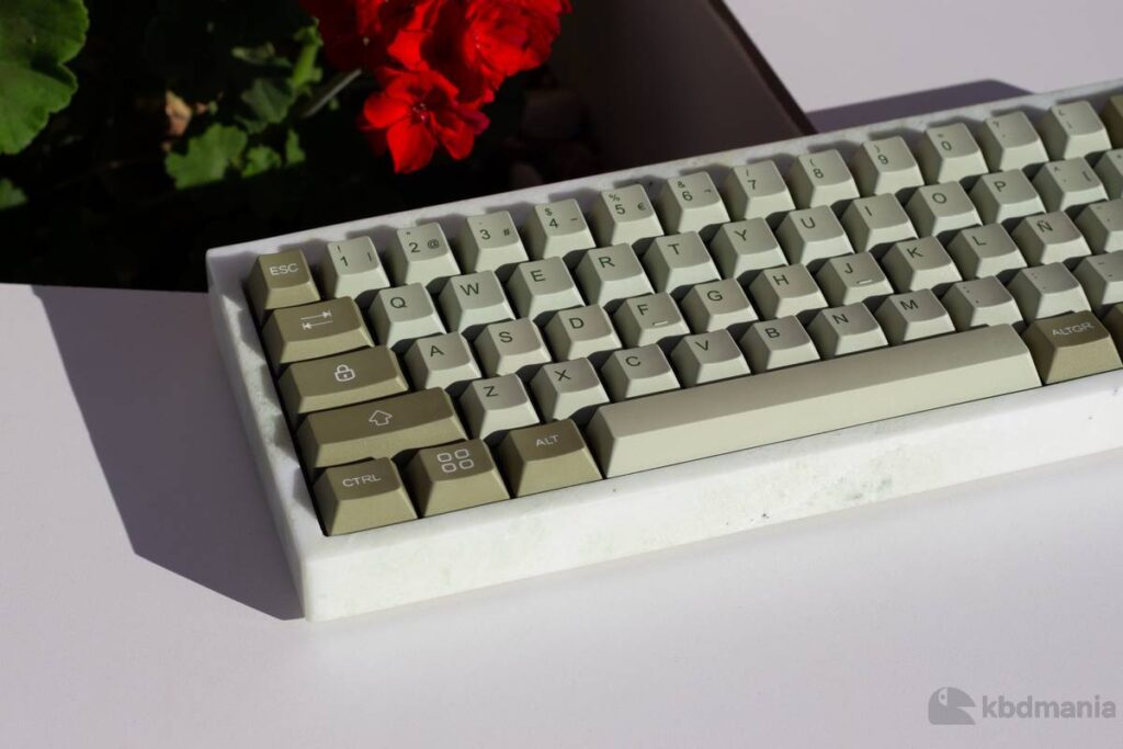 PBT keycaps español, tonos verdes. Sobre un teclado de marmol ISO-60%.