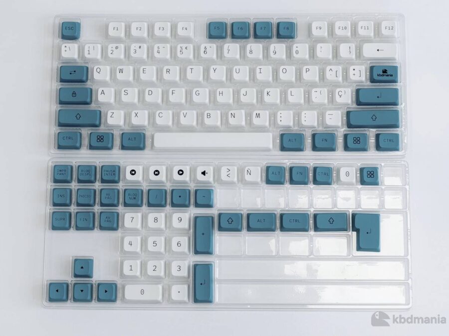 120 teclas en español. Bicolor, en colores azul cielo y blanco roto. Sobre bandejas.