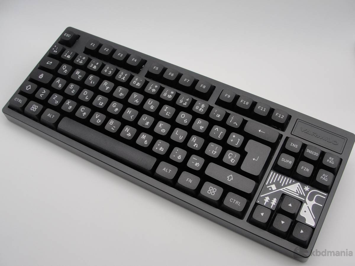 Keycaps español XDA, con caracteres japoneses. En color negro, sobre un teclado negro ISO-TKL.
