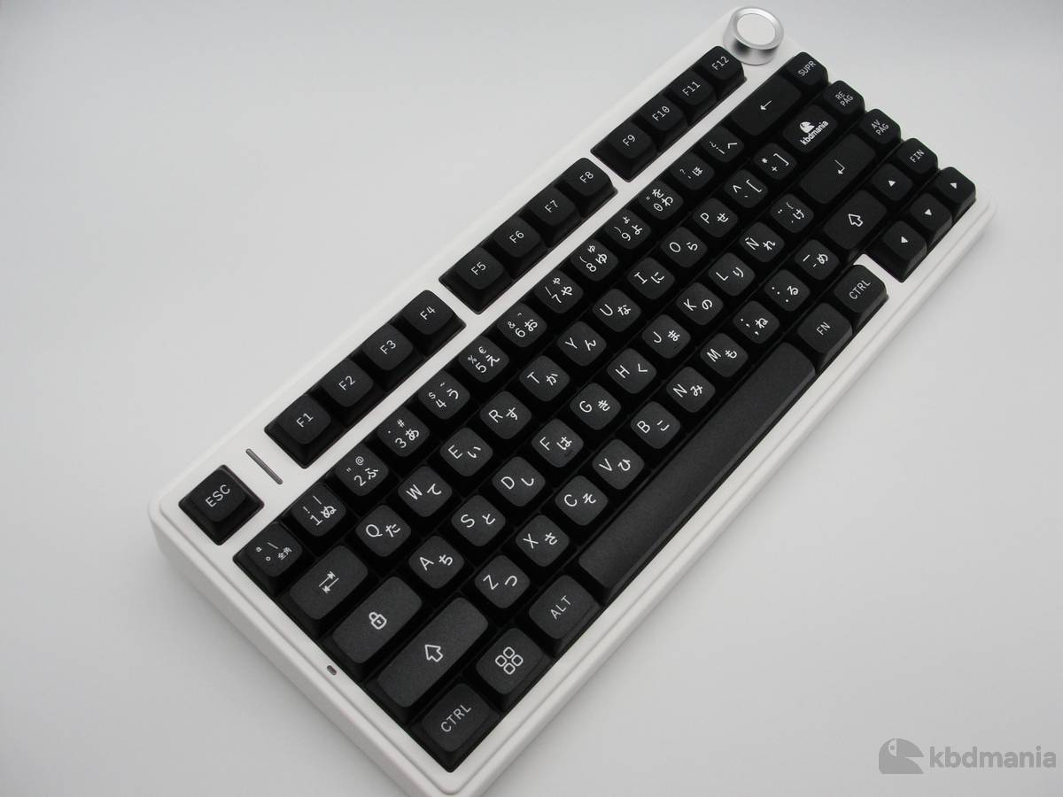 Keycaps español ANSI, en color negro con caracteres en japonés. Sobre teclado blanco ANSI-75%.