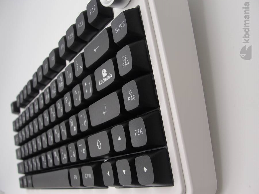 Macro del perfil de keycaps español , en color negro y %caracteres en japonés. Sobre teclado blanco ANSI-