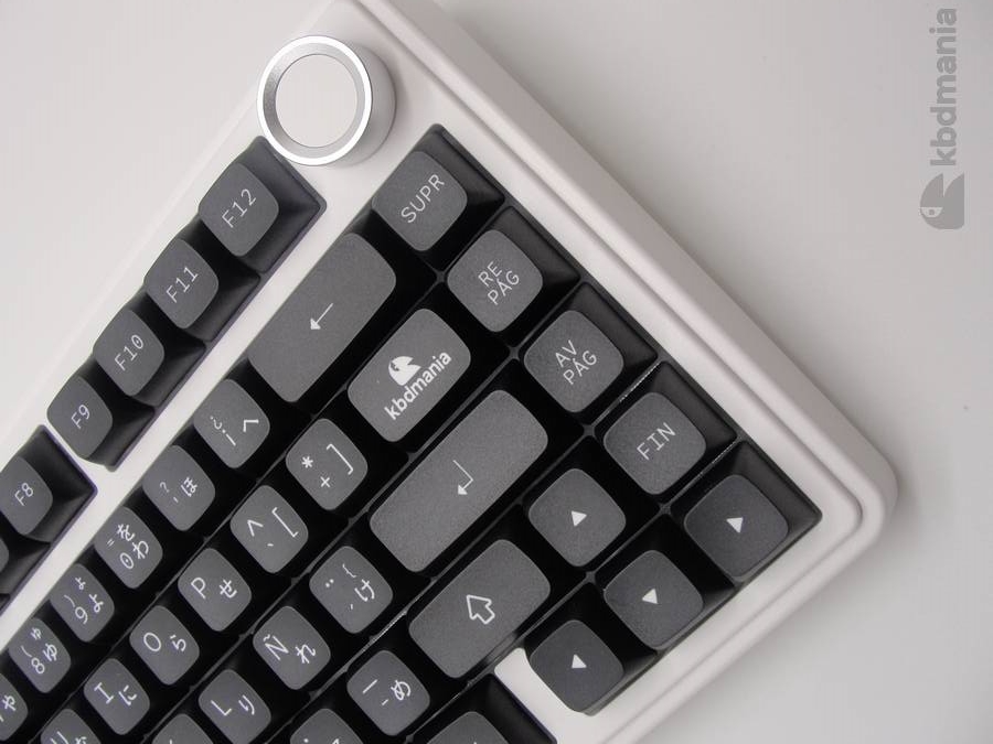 Keycaps español ANSI, en color negro y caracteres japoneses, sobre teclado blanco ANSI-75%