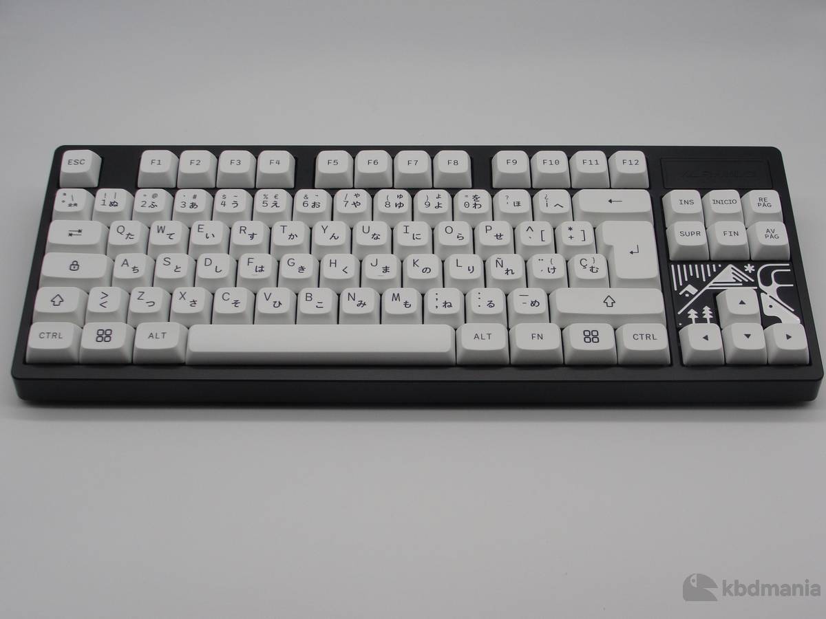 Keycaps español XDA, en color blanco con caracteres en japonés. Sobre un teclado negro ISO-TKL.